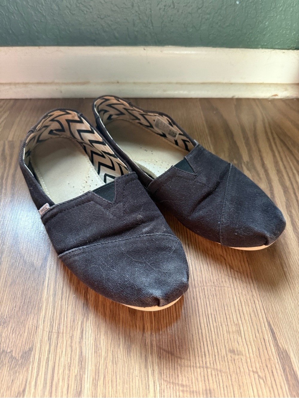 Black Toms classic alpargatas